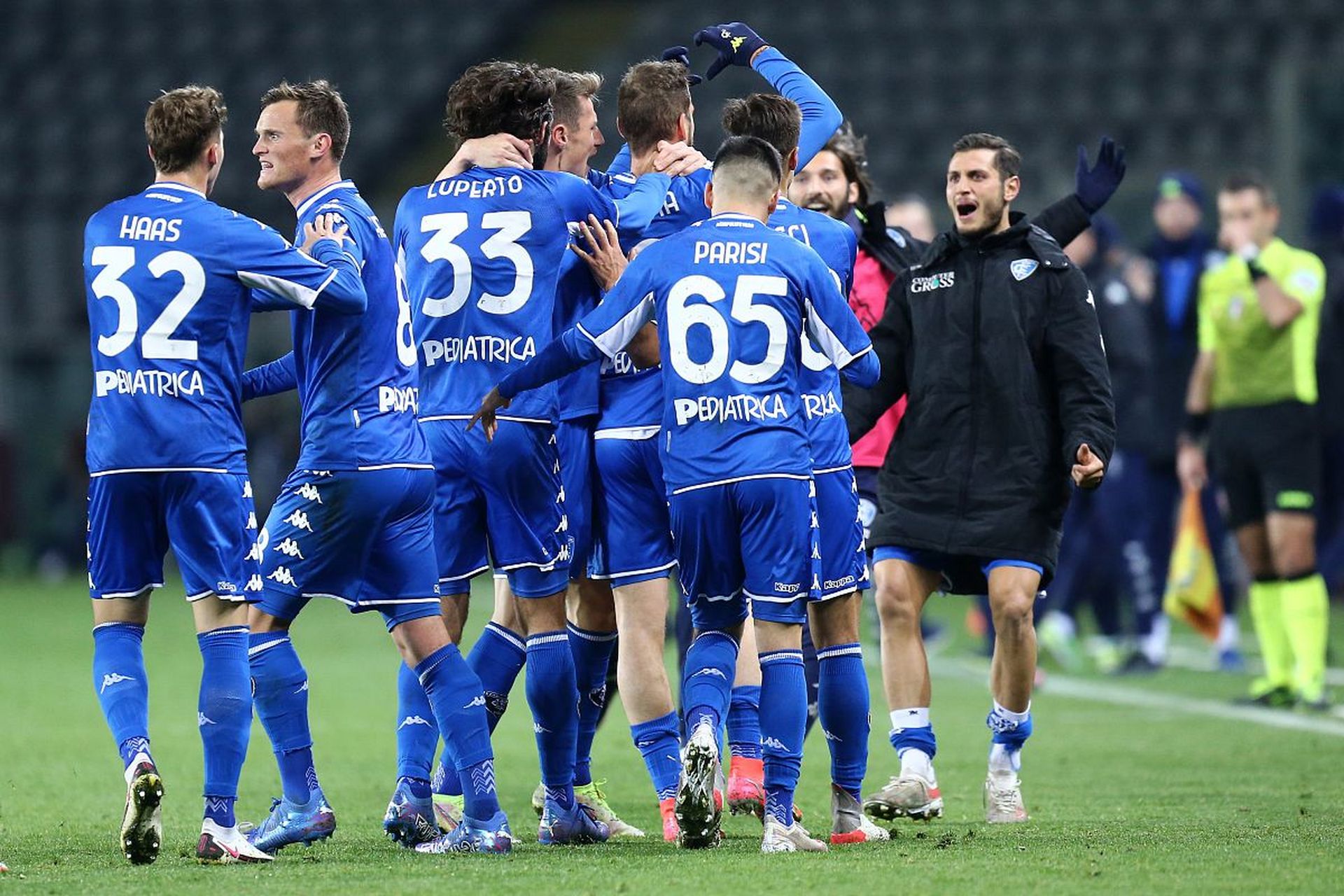 映出国内足 映出国内足